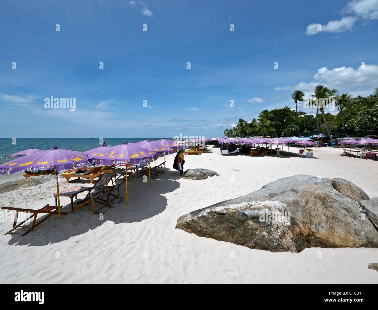 Hua Hin Strand mit weißem Sand, blauen Sommerhimmel und bunten Sonnenschirmen. Platz und Raum für Text zu kopieren. Thailand-Südostasien Stockfoto