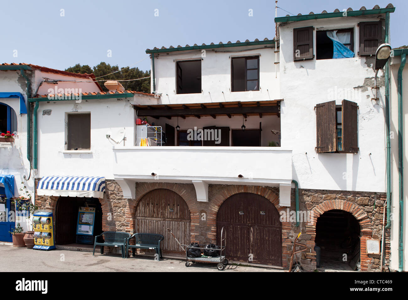 Alten mediterranen Stil Gebäude auf Capraia Insel, toskanischen Archipels, Italien. Stockfoto