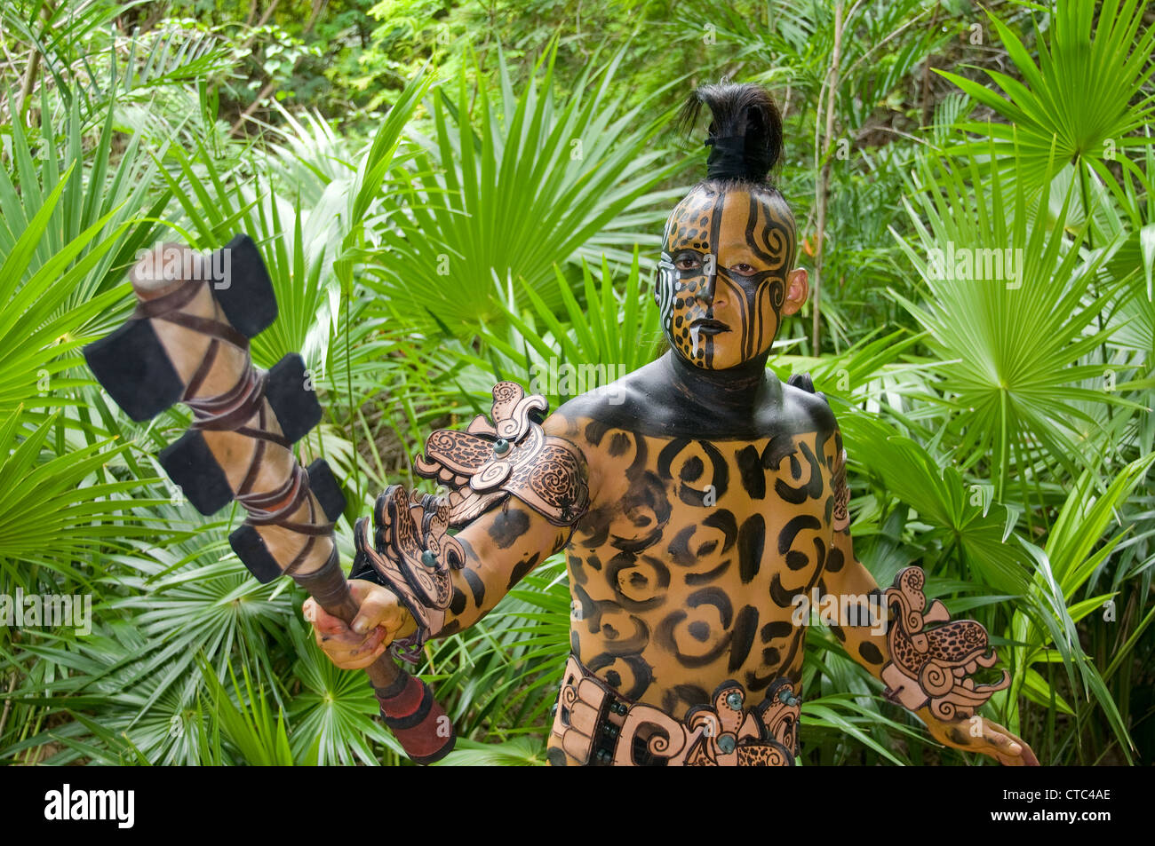 Maya Heiligen tierische Schauspieler/Tänzer in Dios Jaguar dress (Kostüm) an der Riviera Maya Xcaret Park in Mexiko. Stockfoto