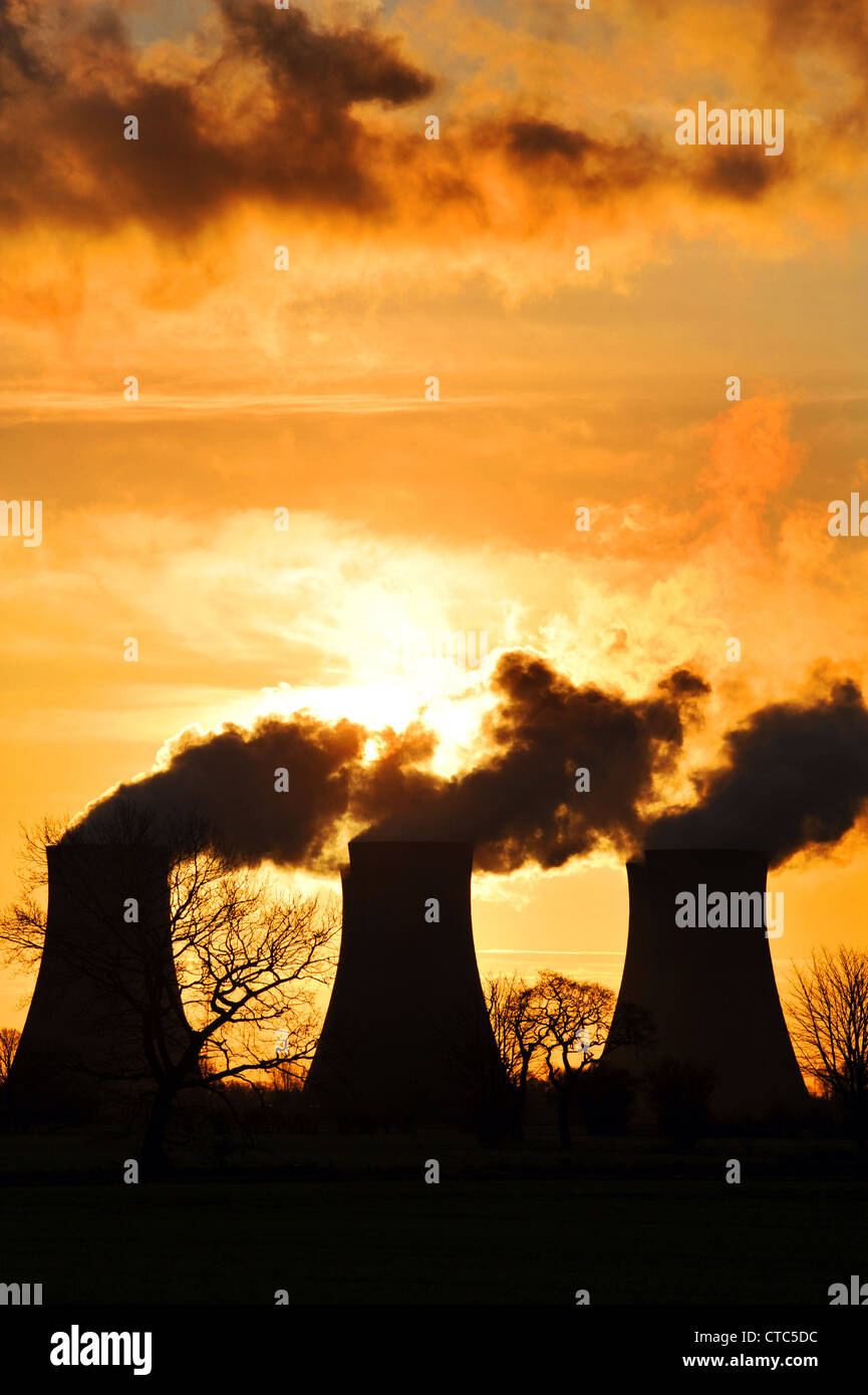 Kühltürme bei Sonnenaufgang, Drax Kohlekraftwerk, North Yorkshire UK Stockfoto