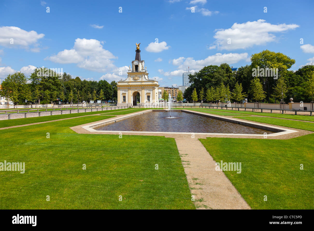 Tor der Branicki Palast in den Hintergrund-Brunnen. Bialystok, Polen. Stockfoto