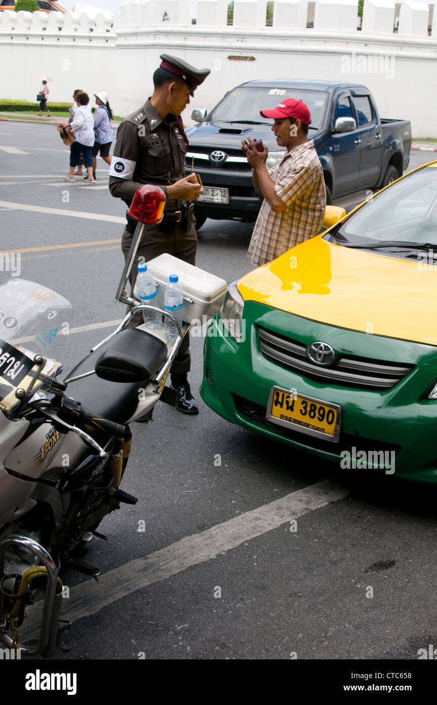 Ein Traffic-Polizist Befragung einen Taxifahrer in Bangkok, Thailand Stockfoto