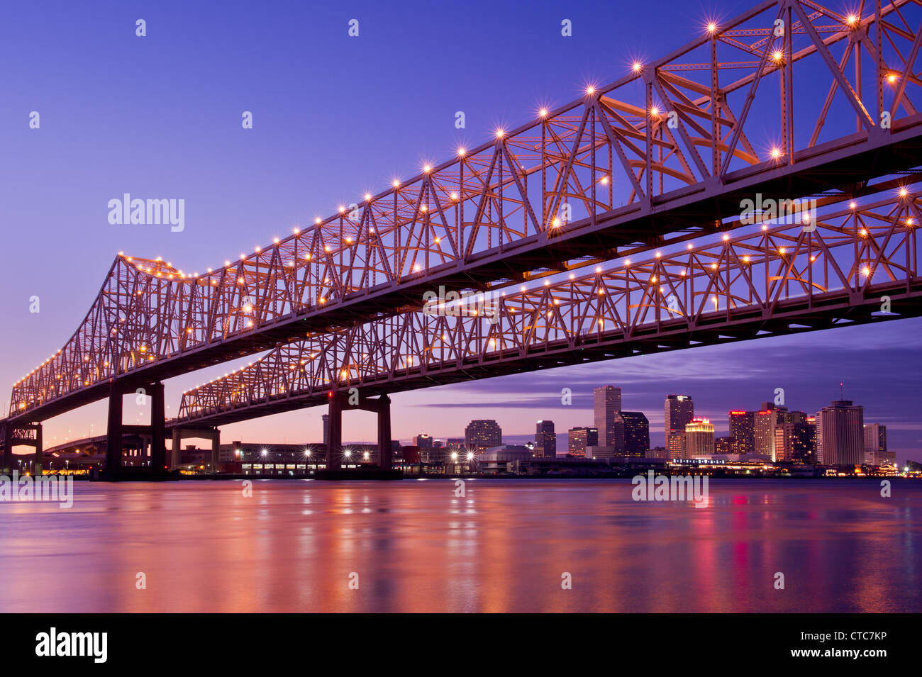 Crescent City Verbindungsbrücke über Mississippi River, der trägt Route 90 geschäftlichen Verkehr in New Orleans, Louisiana, USA Stockfoto