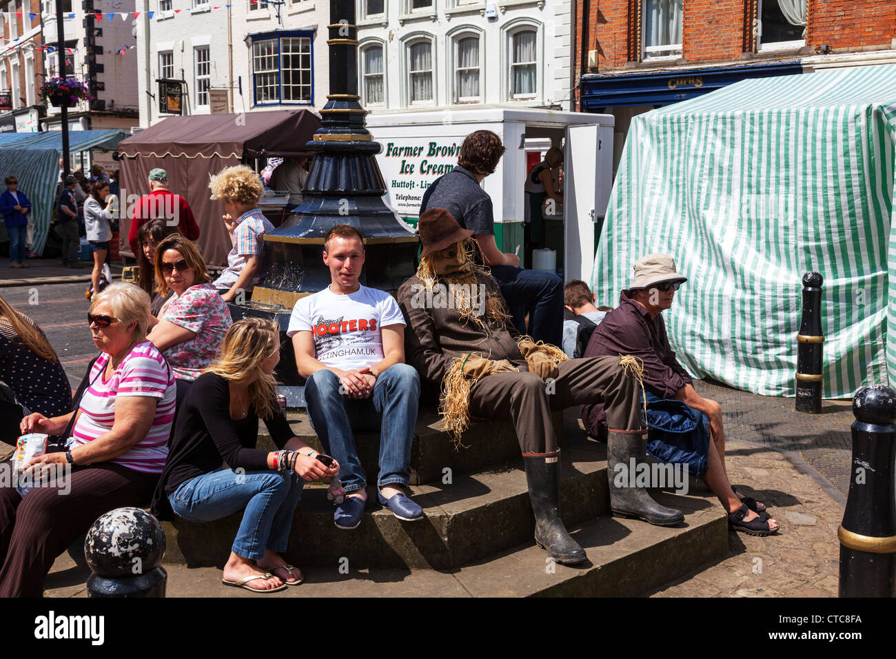 Standinhaber Markt gekleidet als Vogelscheuche saß mit jungen Louth Food Festival Lincolnshire, UK, England Stockfoto