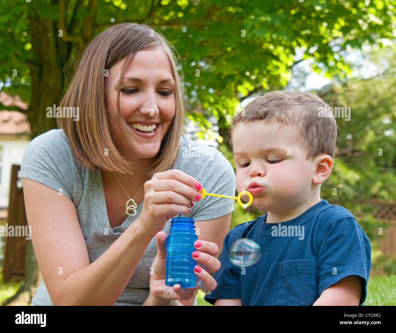 2 und ein halbes Jahr alten Jungen lernen, blubbern mit seiner Mutter, Cincinnati, Ohio Stockfoto