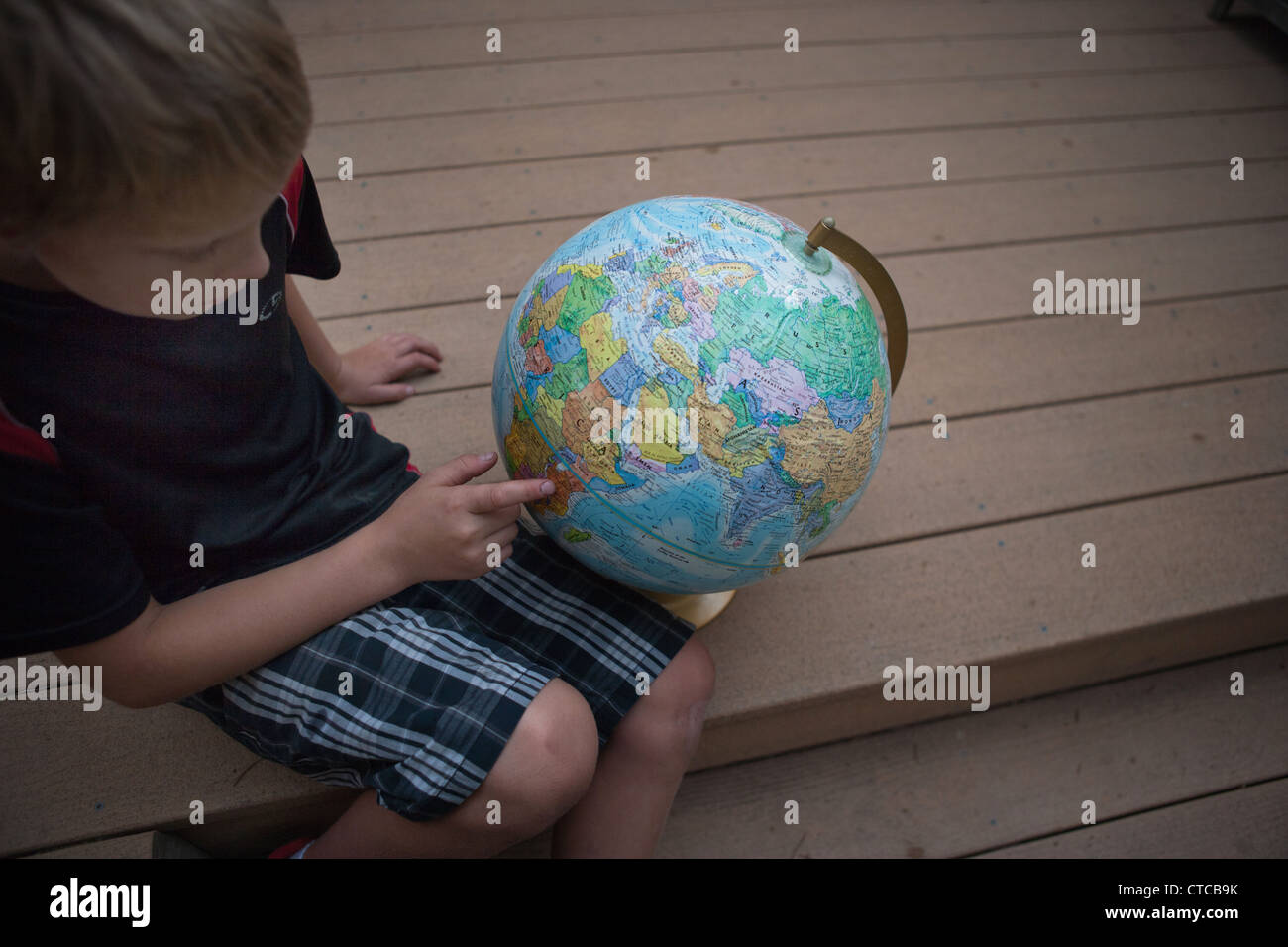 Zehn Jahre alter Junge sucht Tansania auf einem Globus. Stockfoto