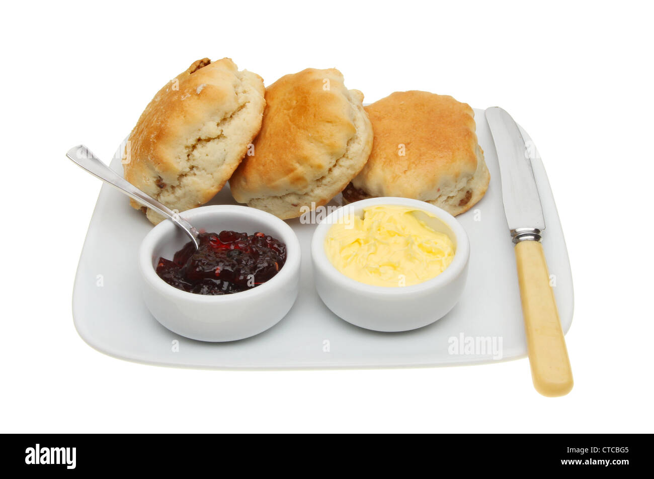 Gebäck, Marmelade und Butter mit einem Messer auf einen Teller isoliert gegen weiß Stockfoto