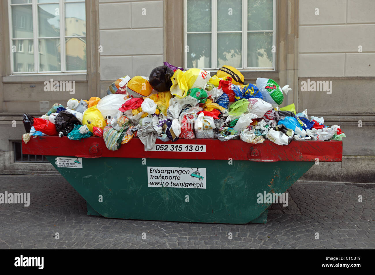 Kunstwerk aus Müllcontainer voller Müll, Ausstellung in Winterthur, Schweiz Stockfoto