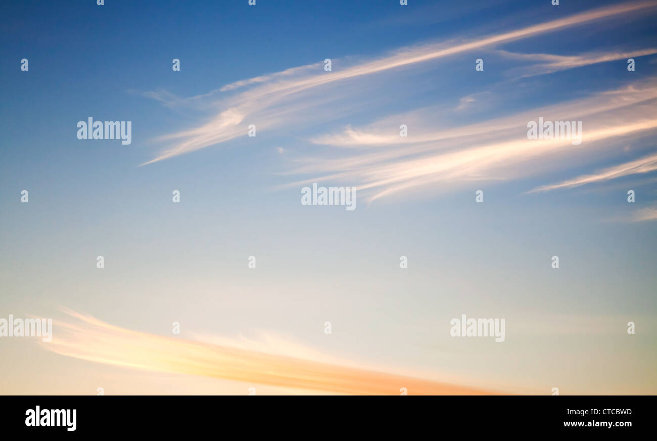 Zusammenfassung Hintergrund mit windigen Wolken am Abendhimmel Stockfoto