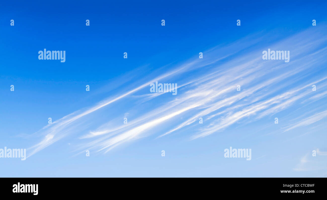 Wind Wolken am blauen Himmel Stockfoto