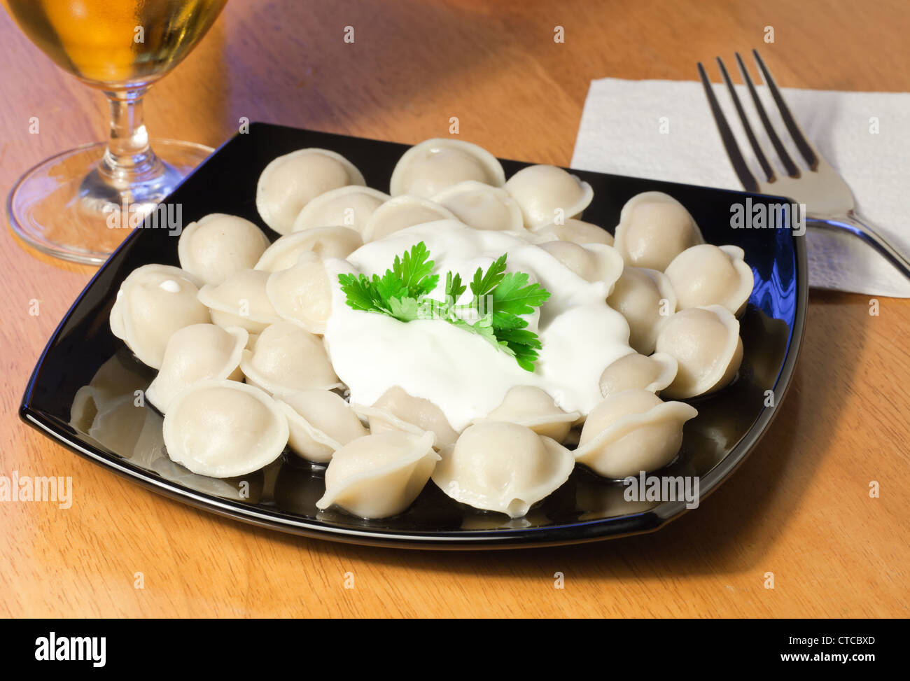 Pelmeni (Fleischklößchen) mit saurer Sahne. Moderne traditionelle täglich russische Küche Stockfoto