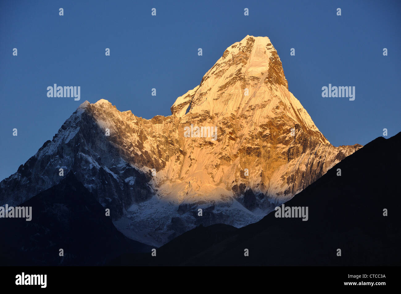 Nepal-Sonnenuntergang über Ama Dablam in der Everest-Region von Nepal Stockfoto