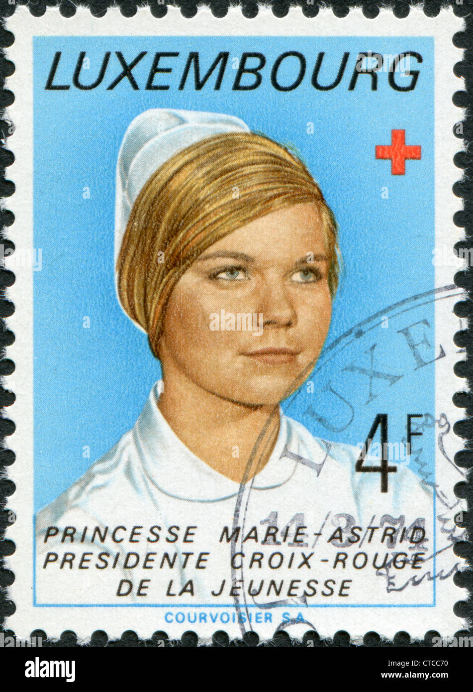 Zeigt eine Briefmarke gedruckt in Luxemburg, Prinzessin Marie-Astrid, Präsident der luxemburgischen Roten Kreuzes Jugendsektion, ca. 1974 Stockfoto