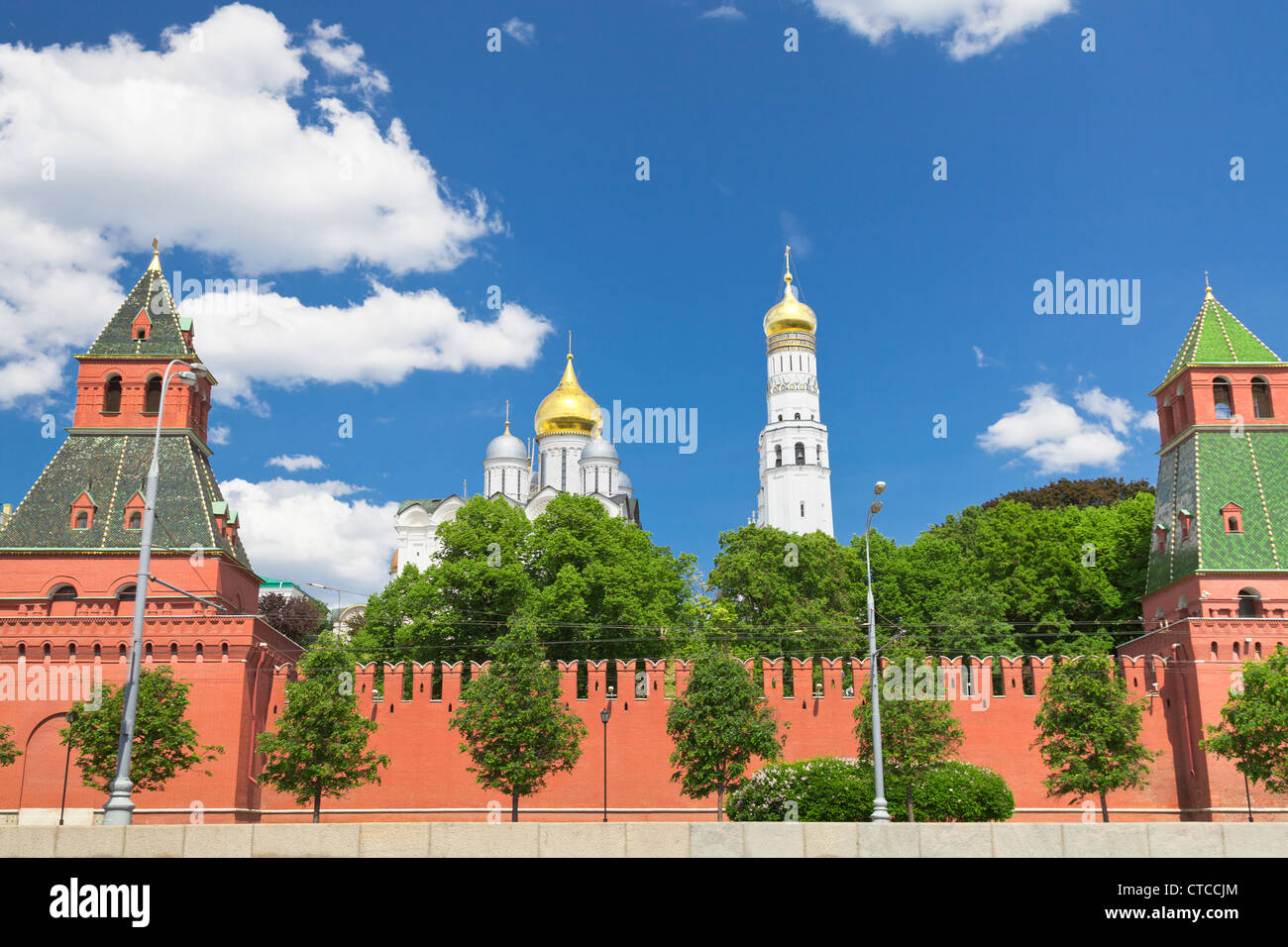 Wand und Kathedralen des Moskauer Kreml am Sommertag Stockfoto