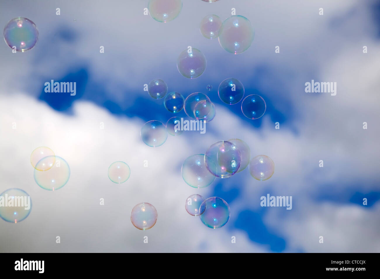 Es sind Seifenblasen in den Himmel fliegen Stockfoto