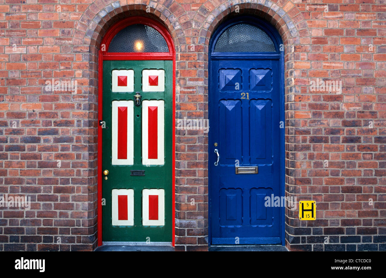 Reihenhaus-Haustüren, Llanidloes, Powys, Wales, UK. Stockfoto