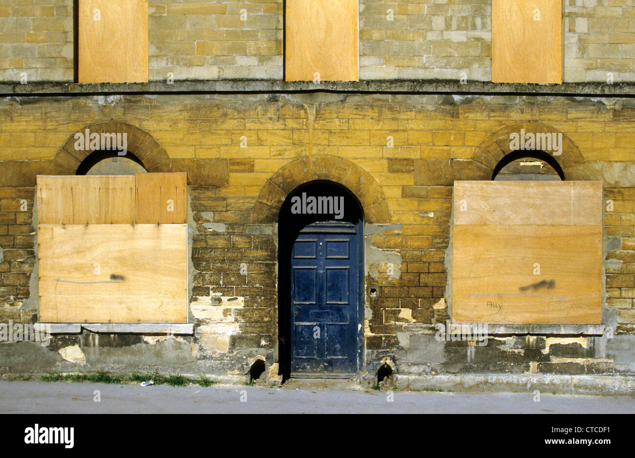 Alter Shop-Front - Tür und Fenster an Bord-Up, Calne, Wiltshire, UK. Stockfoto