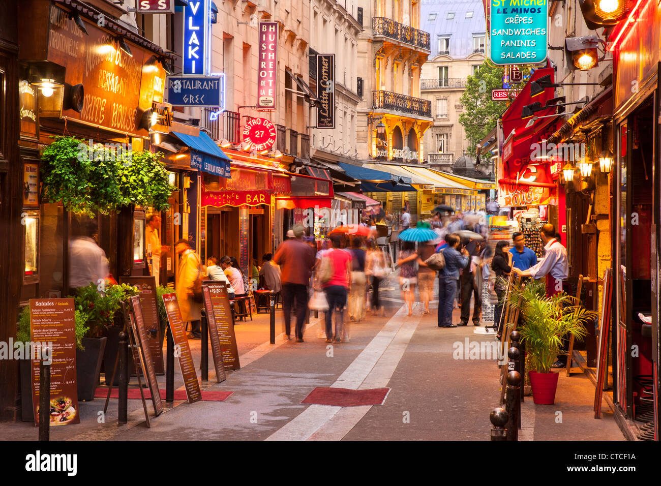 Geschäfte und Touristen entlang der Rue Saint-Séverin im Quartier Latin, Paris Frankreich Stockfoto