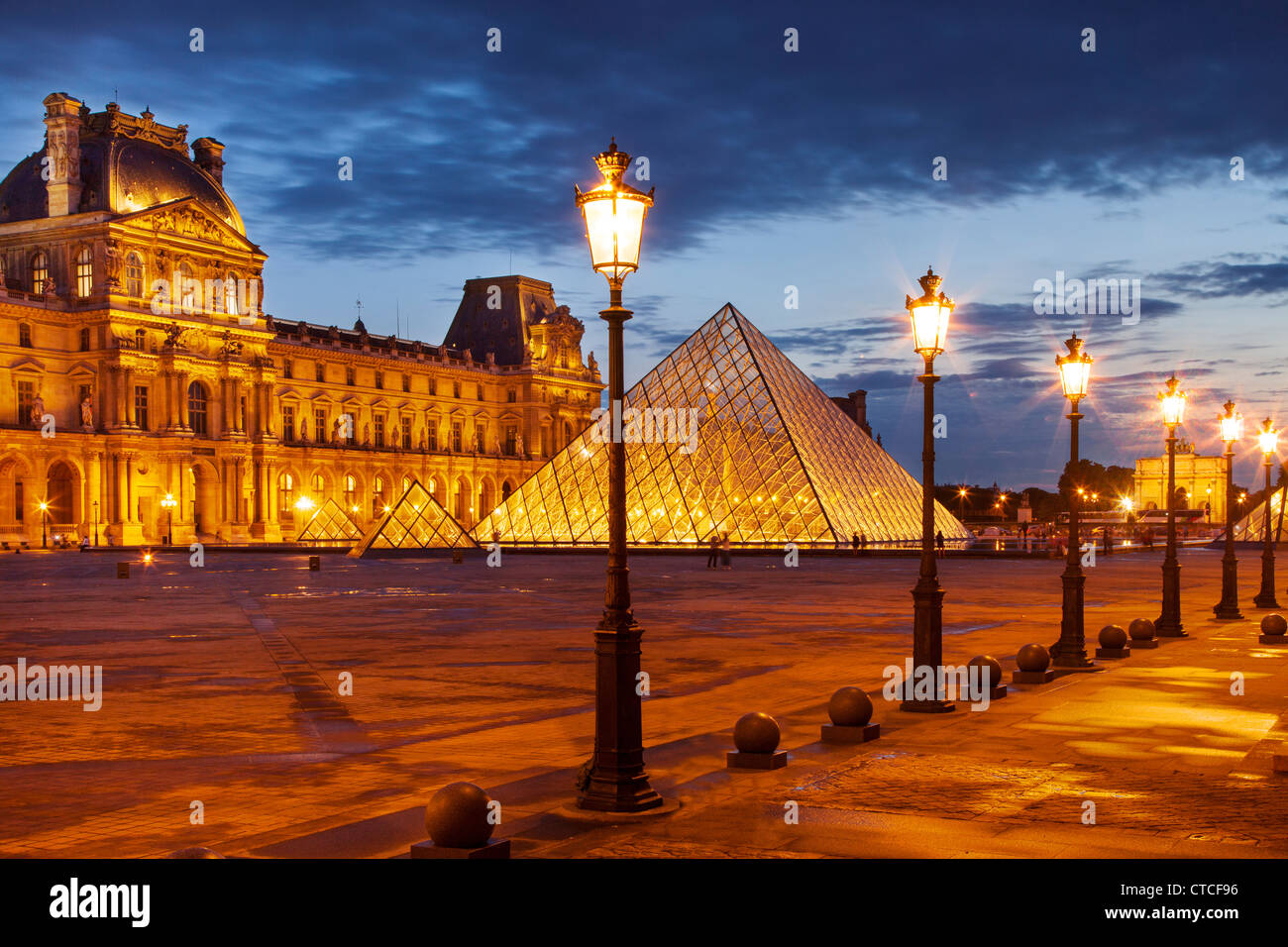 Palais du Louvre in der Dämmerung, Paris Frankreich Stockfoto