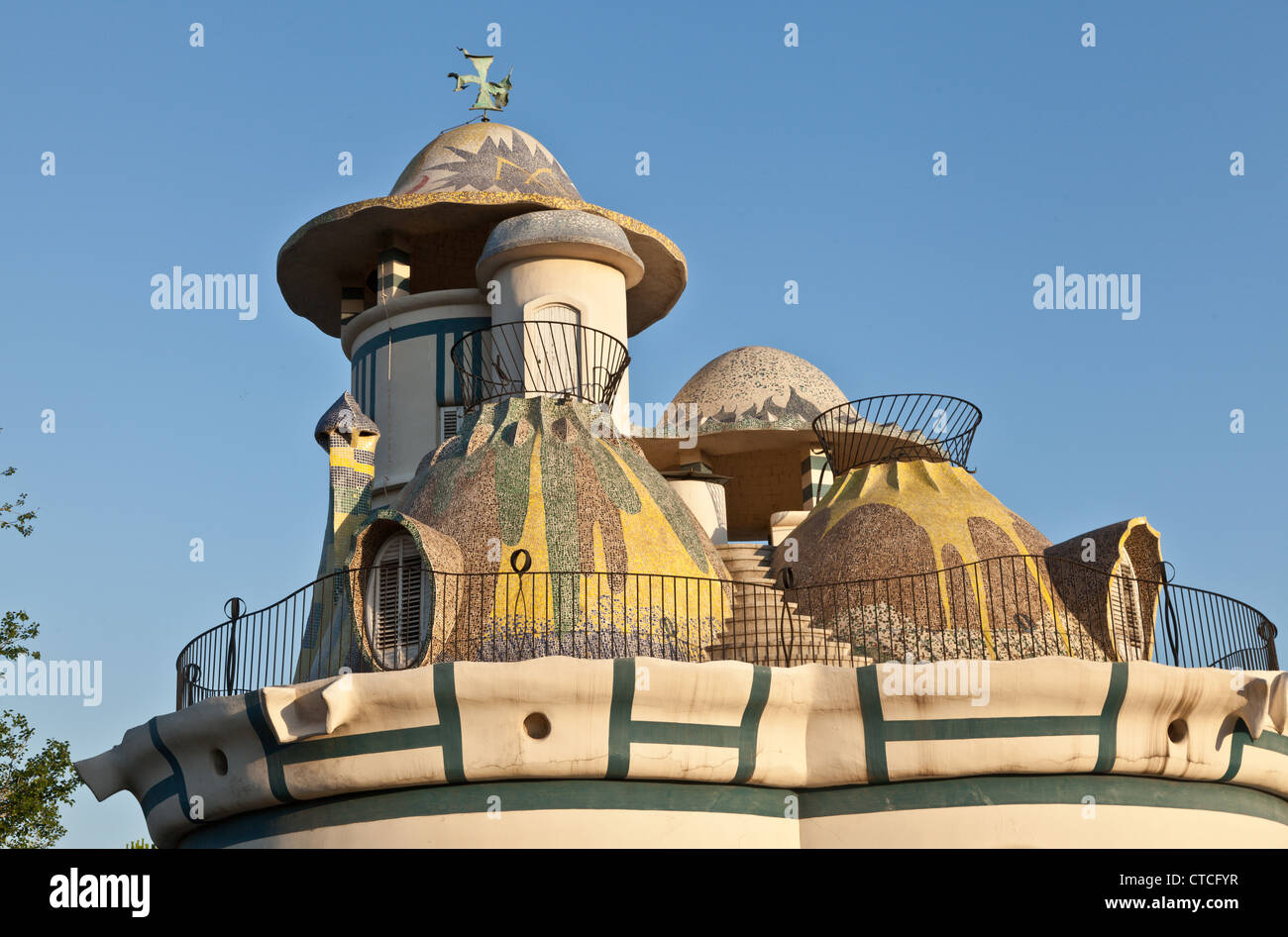 Dach eines modernen Gebäudes im Stil des katalanischen Architekten Antoni Gaudi befindet sich in St. Joan Despi in der Nähe von Barcelona Stockfoto