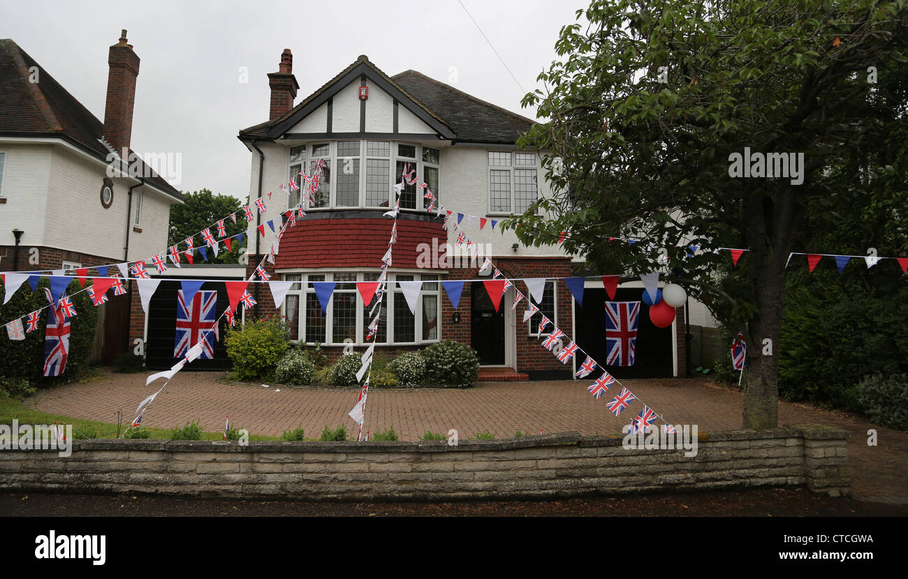 Haus und Garten dekoriert mit Union Jack Bunting, Fahnen und Luftballons Surrey England Stockfoto