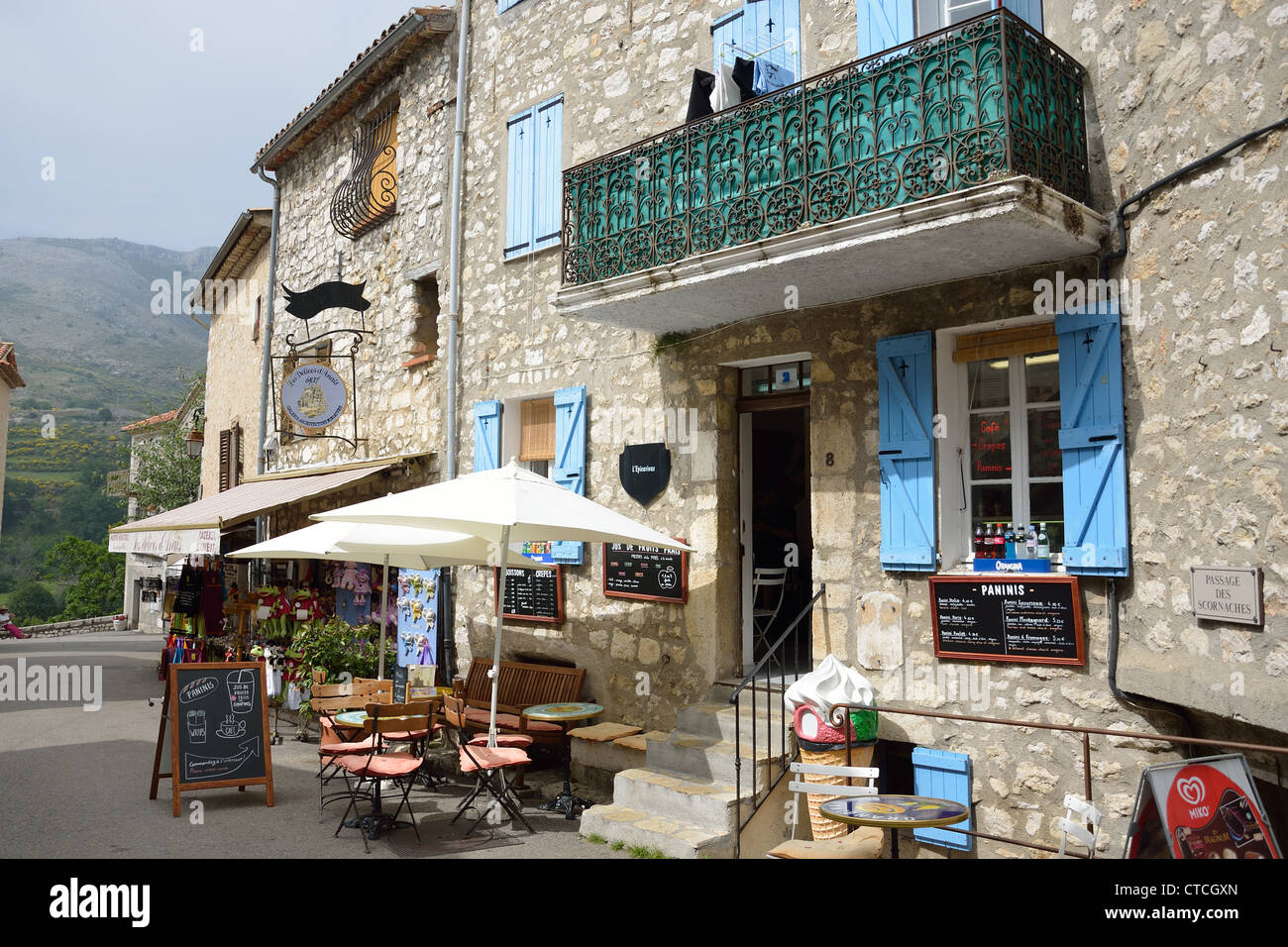 Straßencafé in der Passage des Scornaches, Gourdon, Côte d ' Azur, Alpes-Maritimes, Provence-Alpes-Côte d ' Azur, Frankreich Stockfoto