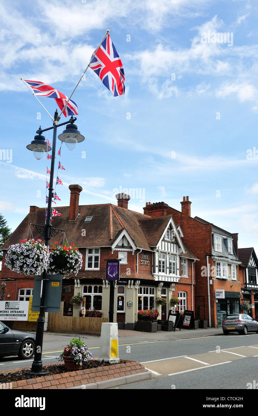 Der Hirsch Pub, High Street, Ascot, Berkshire, England, Vereinigtes Königreich Stockfoto