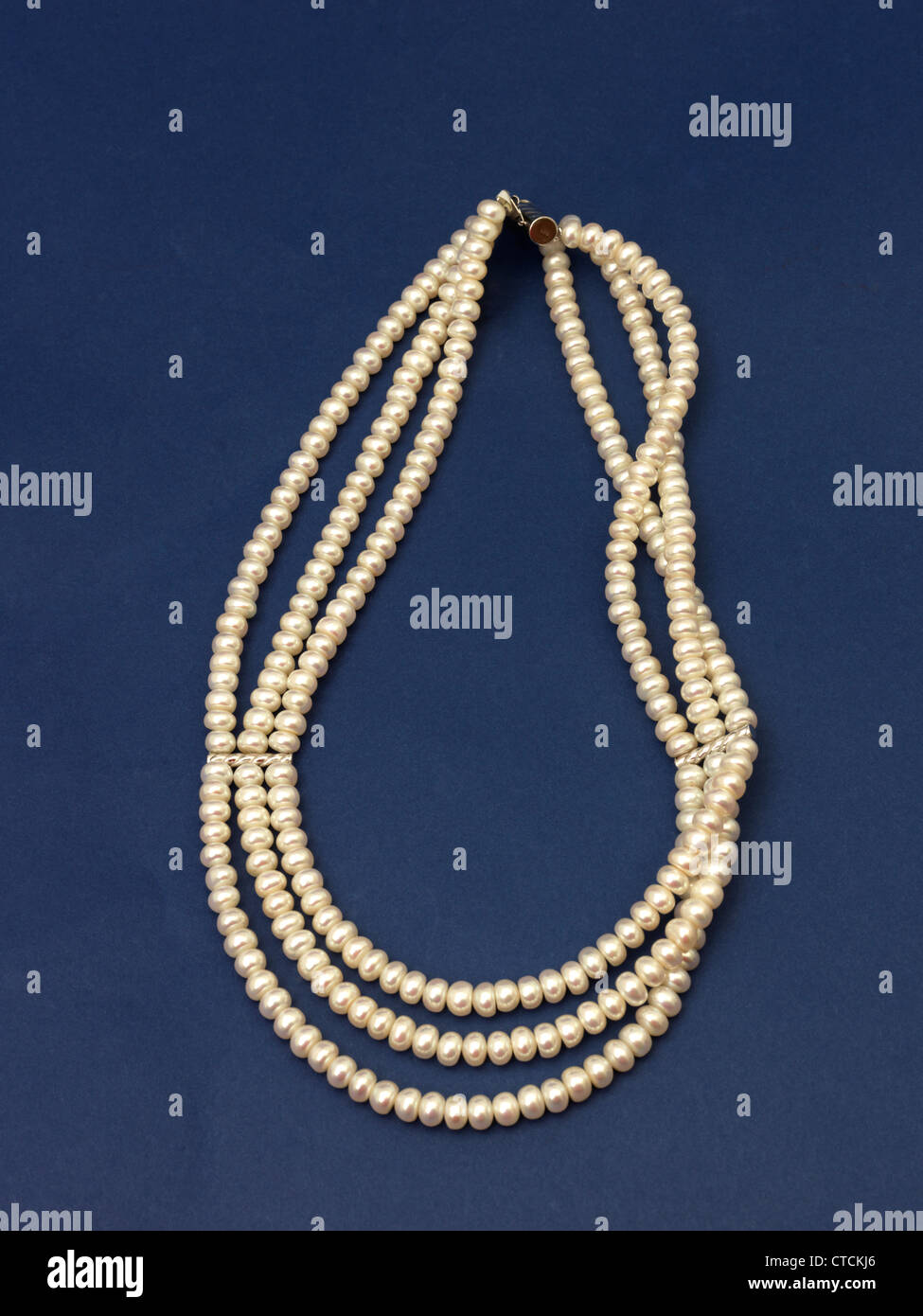 Eine dreifache Perlenkette Stockfoto