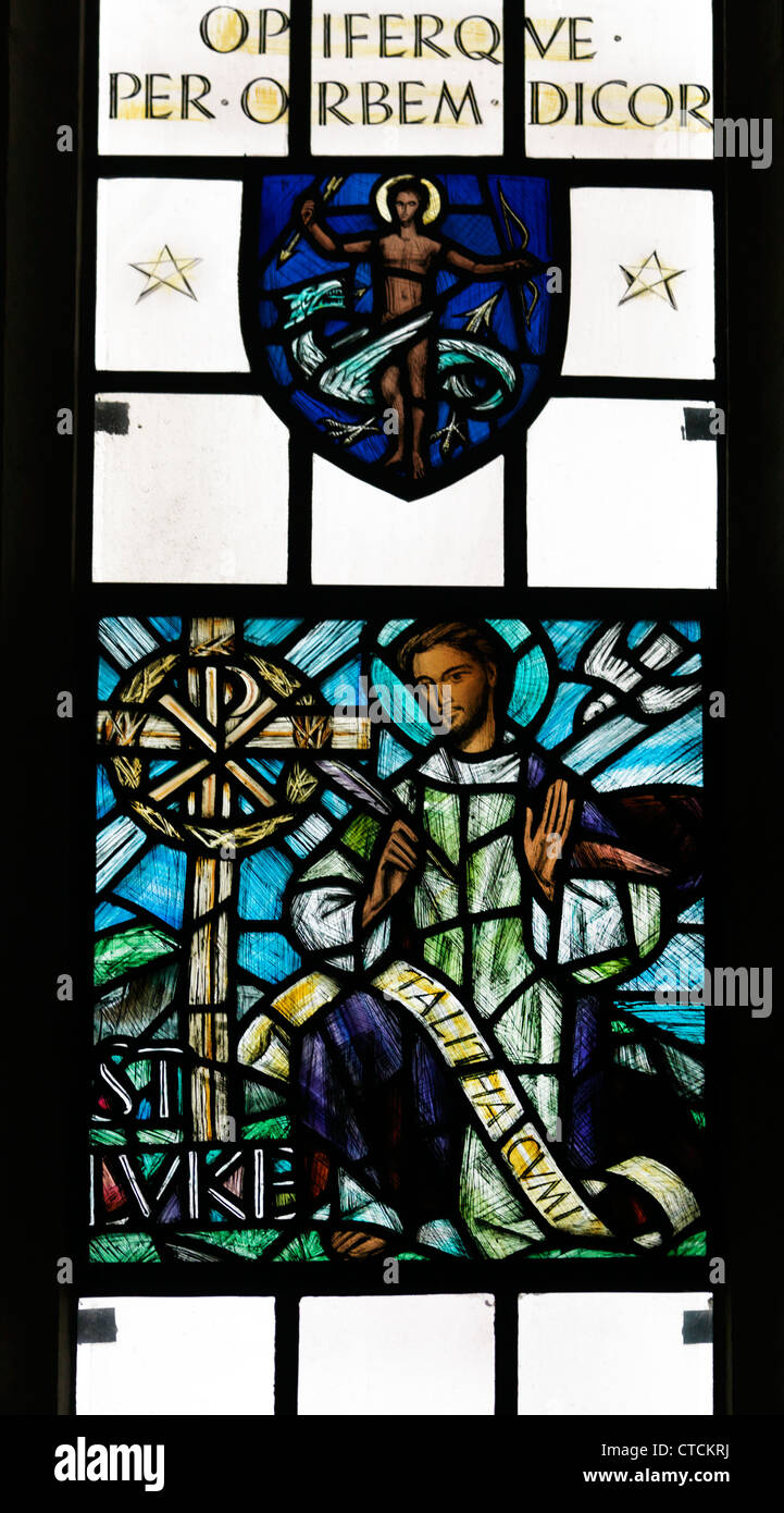 Guildford Surrey England die Kathedrale des Heiligen Geistes Buntglas-Fenster Lukas und Chi-Rho-Symbol mit Motto Stockfoto