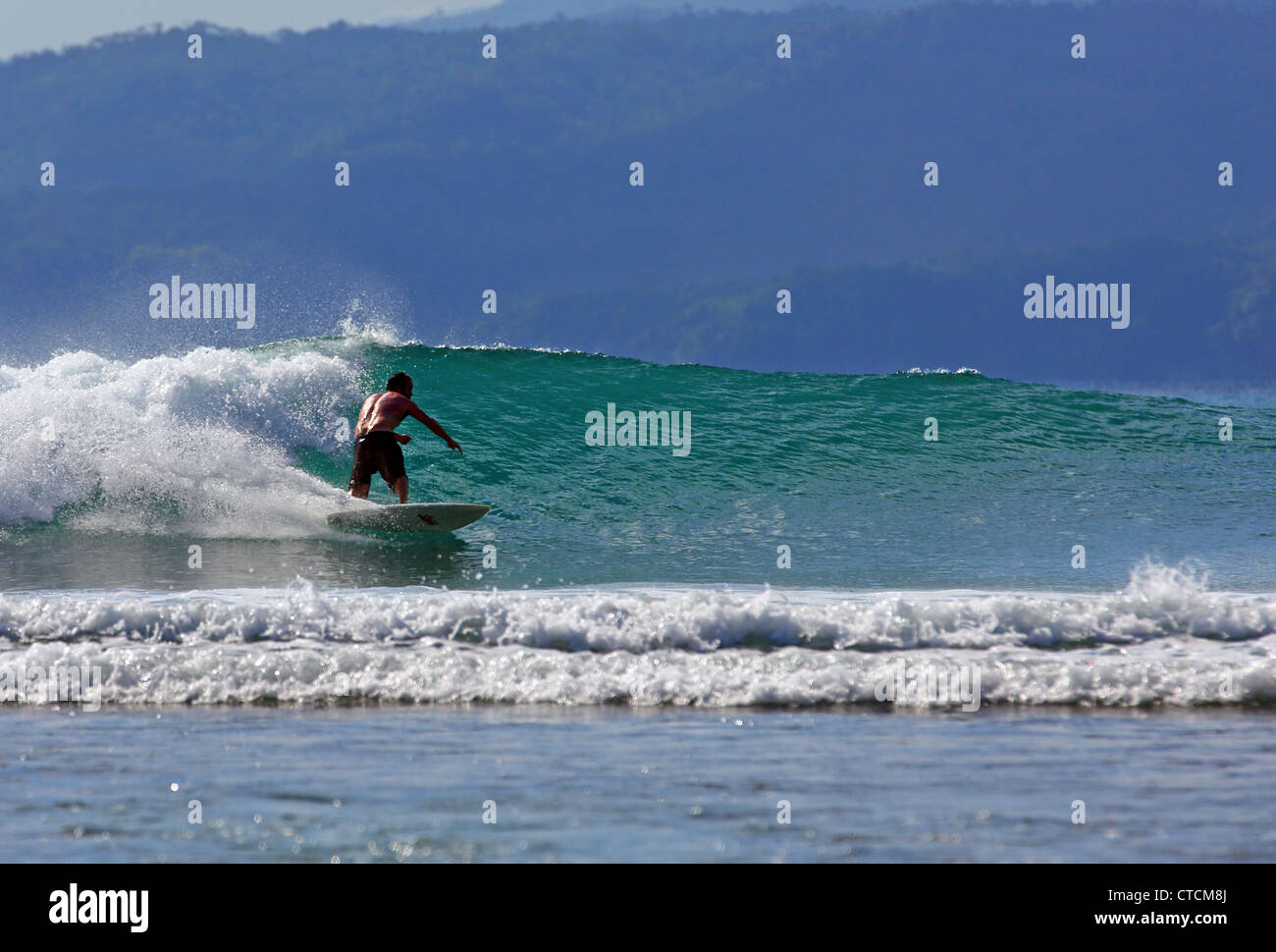 Bärtiger Mann Surfen von einer Welle in Sumatra, Indonesien. Stockfoto