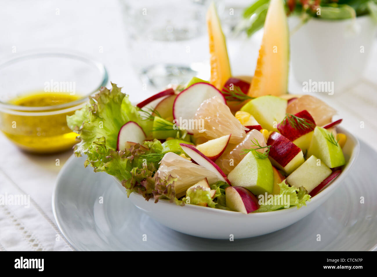 Apfel, Mais und Melonen-Salat Stockfoto