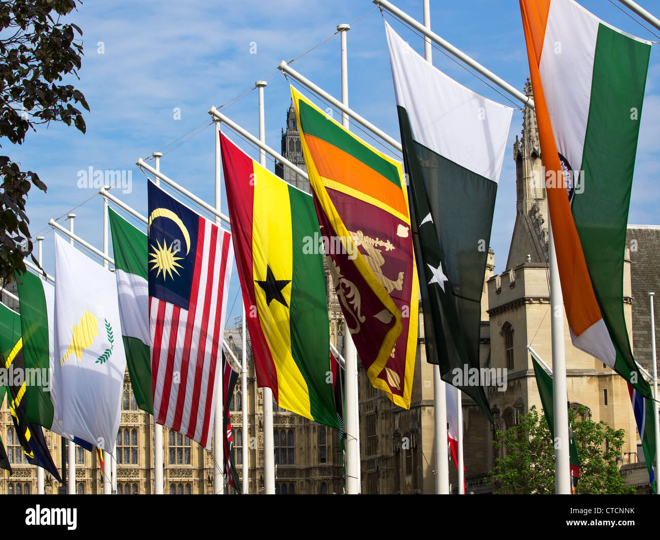 verschiedene staatliche Fahnen vor Haus des Parlaments in London UK Stockfoto