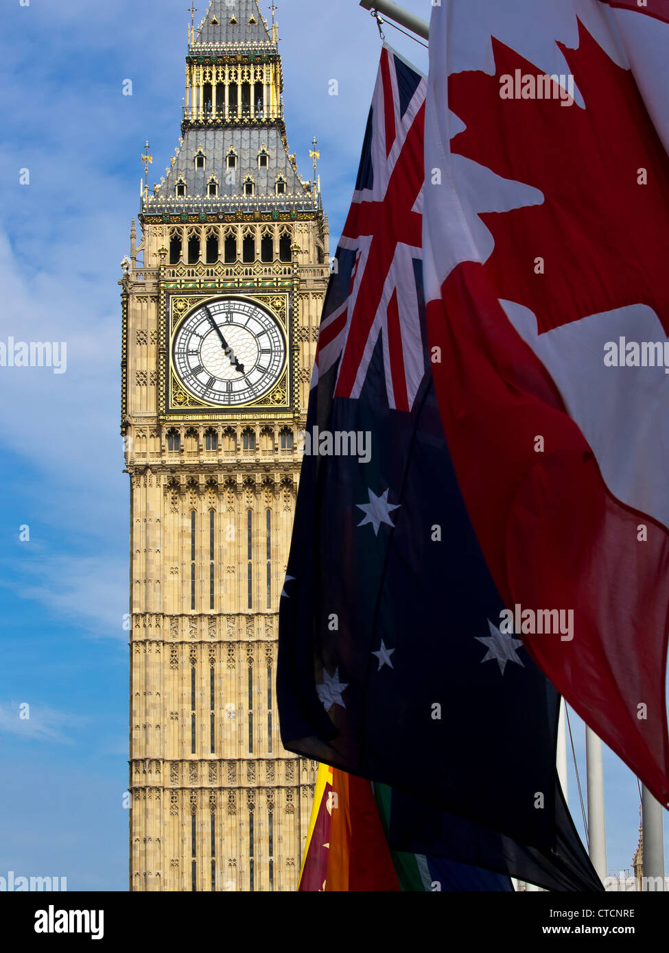 Big Ben mit verschiedenen Flaggen Stockfoto