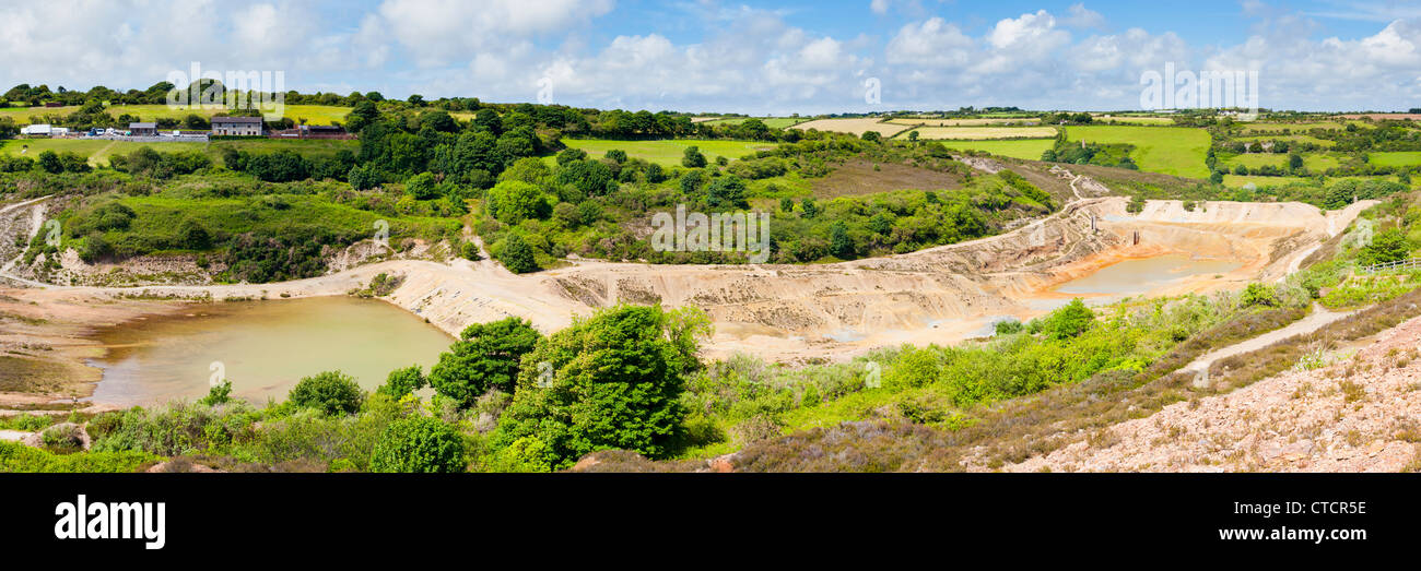 Verlassene mine und Bergematerial dam bei Wheal Maid Tal Cornwall England UK Stockfoto