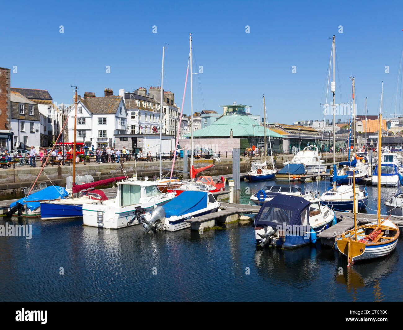 Sonniger Tag am Hafen in der Barbican Gegend von Plymouth Devon England UK Stockfoto