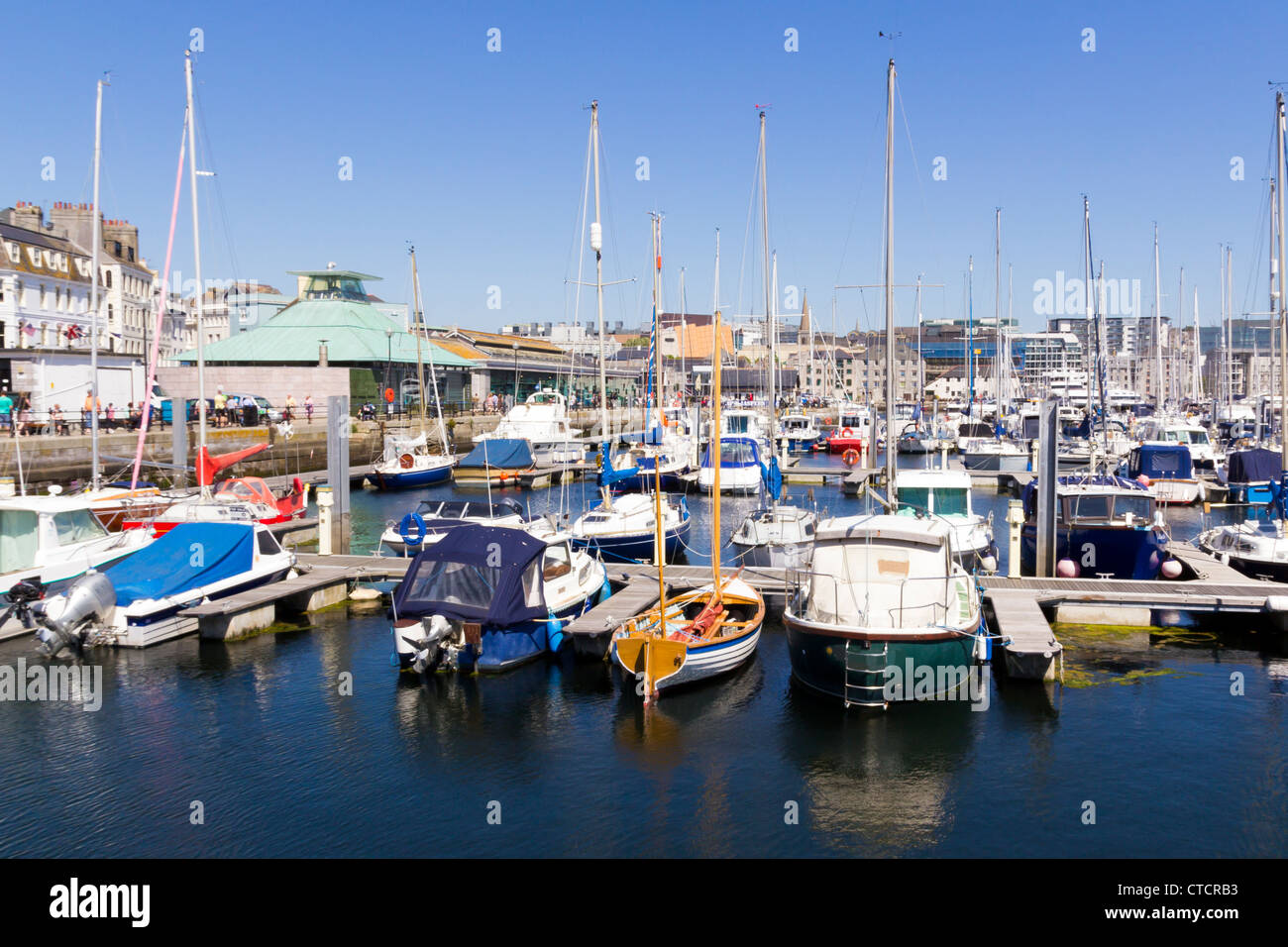 Sonniger Tag am Hafen in der Barbican Gegend von Plymouth Devon England UK Stockfoto