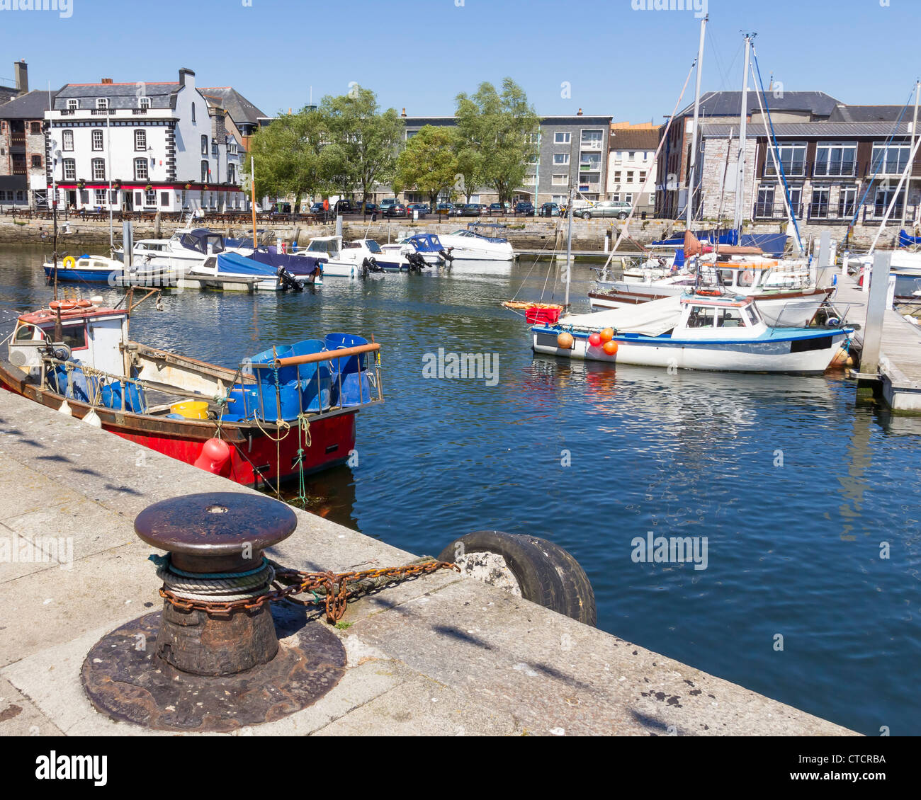 Sonniger Tag am Hafen in der Barbican Gegend von Plymouth Devon England UK Stockfoto