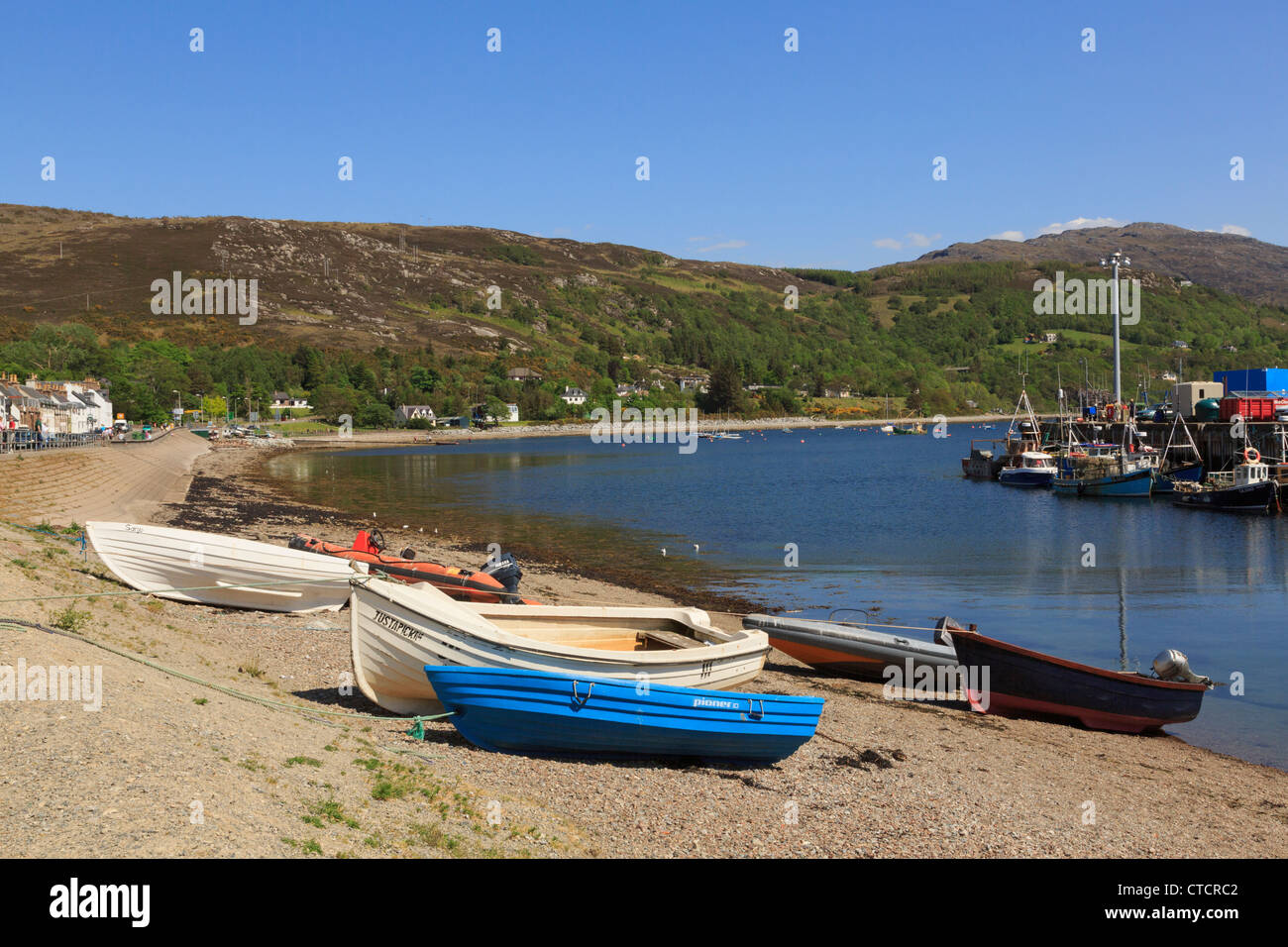 Boote am Strand von Loch Broom Fischerhafen am nordwestlichen Highlands Küste gestrandet. Ullapool Wester Ross Highland, Schottland, Vereinigtes Königreich Stockfoto