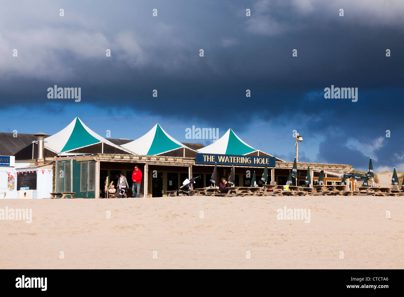 Das Wasserloch Inn am Strand von Perranporth Cornwall England Uk Stockfoto
