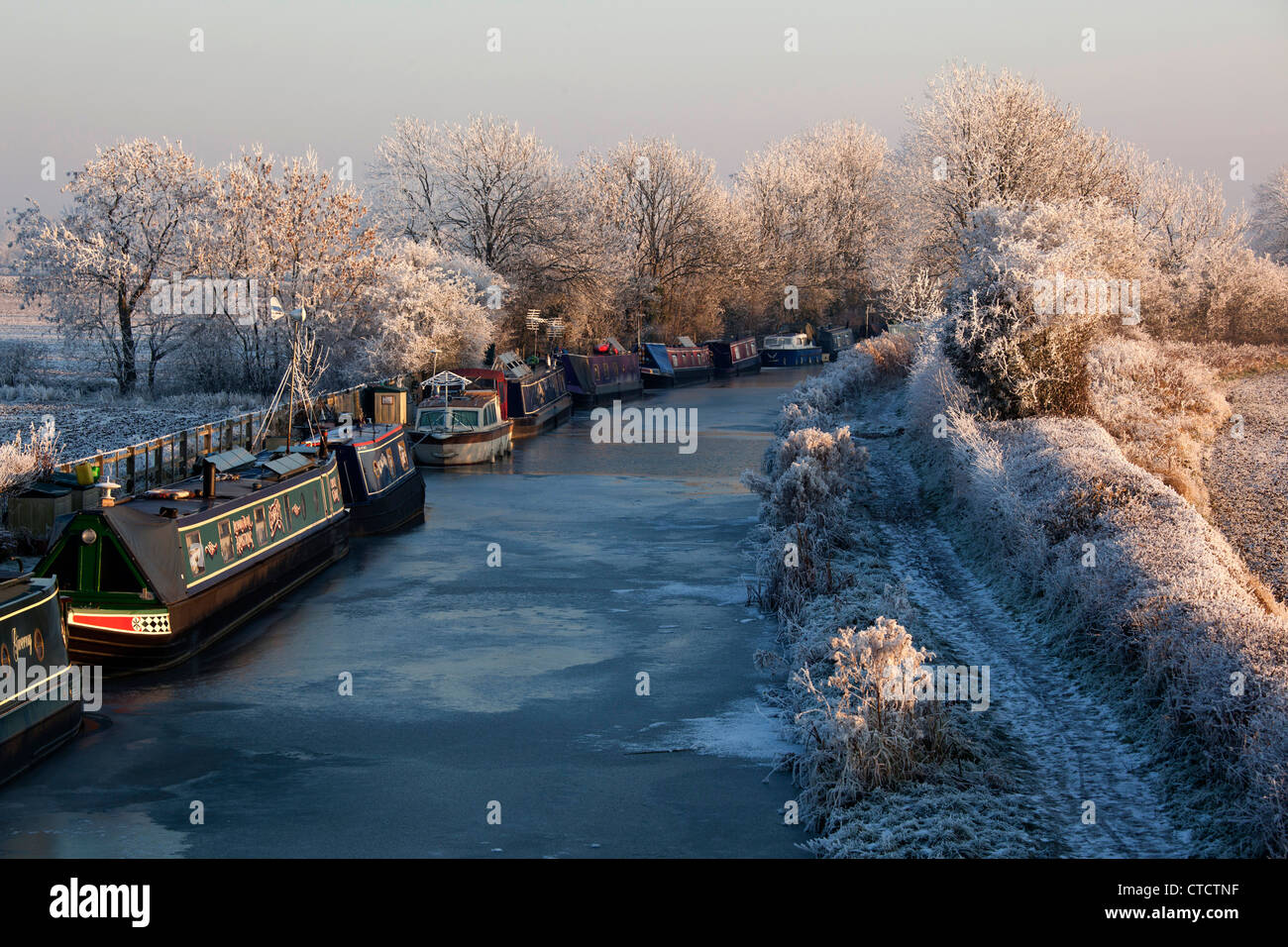 Narrowboats gestrandet sind, als die Ashby Kanal gefroren ist in Sutton Cheney Wharf in Leicestershire. Stockfoto