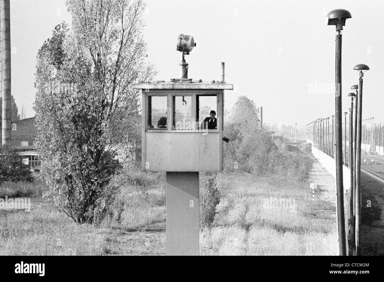 Die Berliner Mauer und Uhr Turm in Staaken während des Kalten Krieges im Jahr 1983 Stockfoto