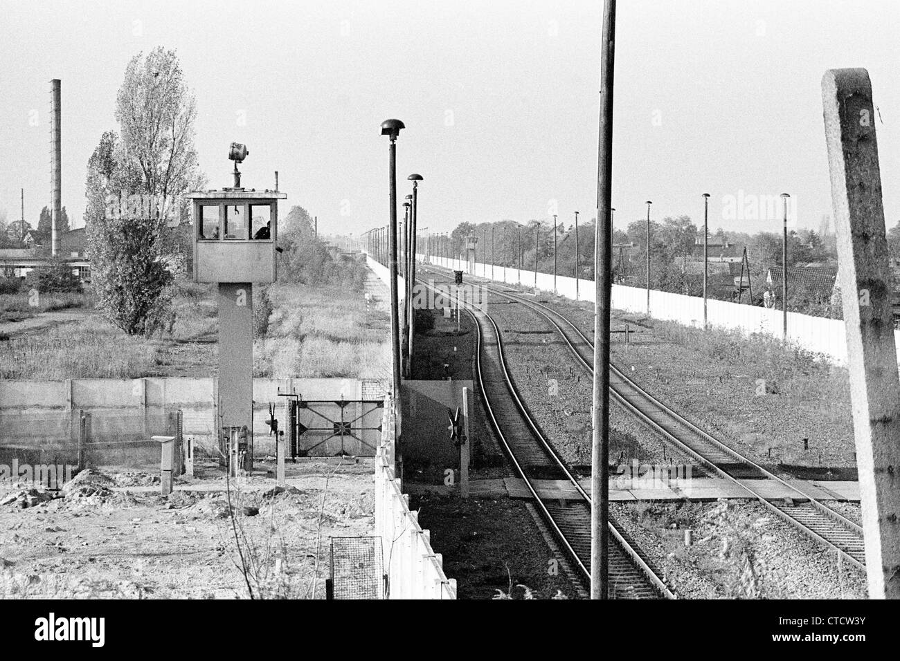 Die Berliner Mauer und Uhr Turm in Staaken während des Kalten Krieges im Jahr 1983 Stockfoto