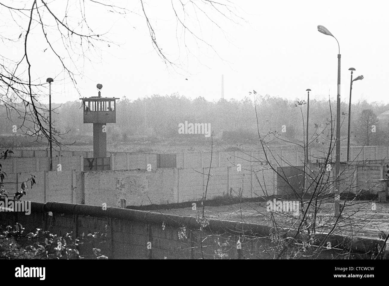 Die Berliner Mauer und Uhr Turm in Staaken während des Kalten Krieges Stockfoto