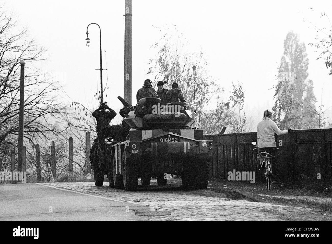 Die Berliner Mauer in Staaken während des Kalten Krieges.  Britische Truppen in den Osten suchen. Stockfoto
