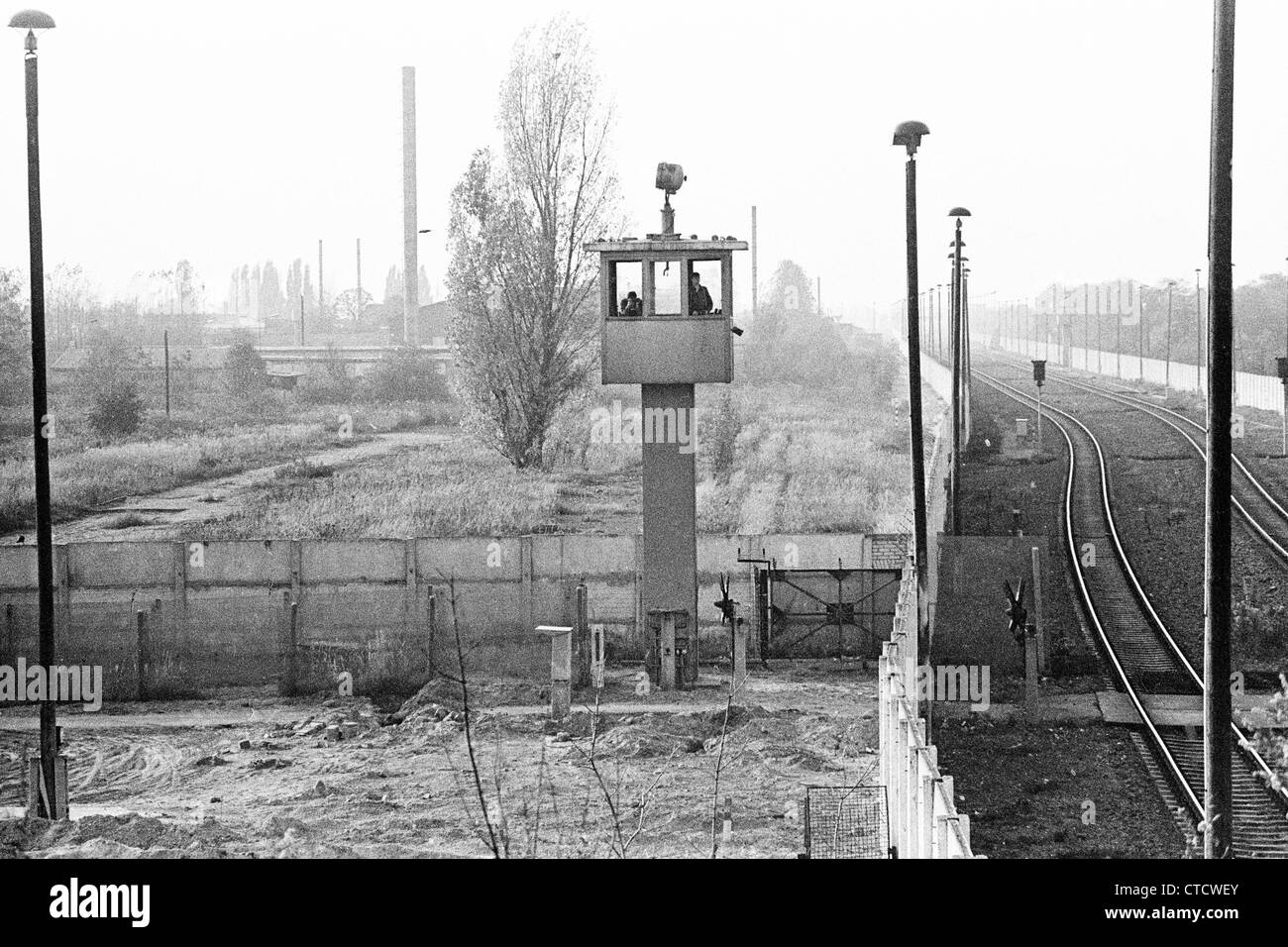 Die Berliner Mauer und Uhr Turm in Staaken während des Kalten Krieges Stockfoto