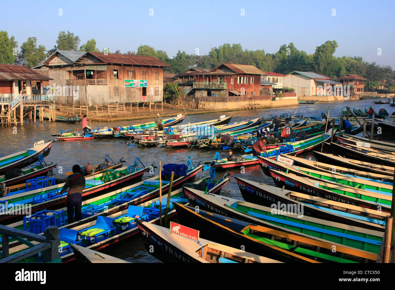 Boote warten auf Touristen, Nyaung Shwe, Inle-See, Shan Staat, Myanmar, Südostasien Stockfoto