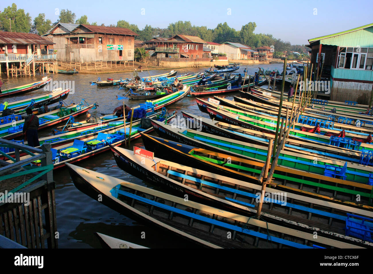 Boote warten auf Touristen, Nyaung Shwe, Inle-See, Shan Staat, Myanmar, Südostasien Stockfoto