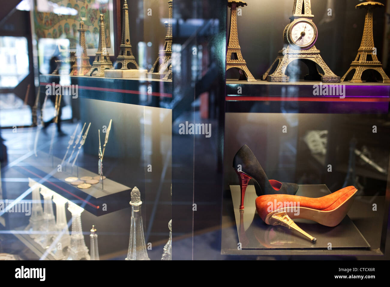 Der Souvenir-Shop in der ersten Etage Eiffelturm in Paris Stockfoto