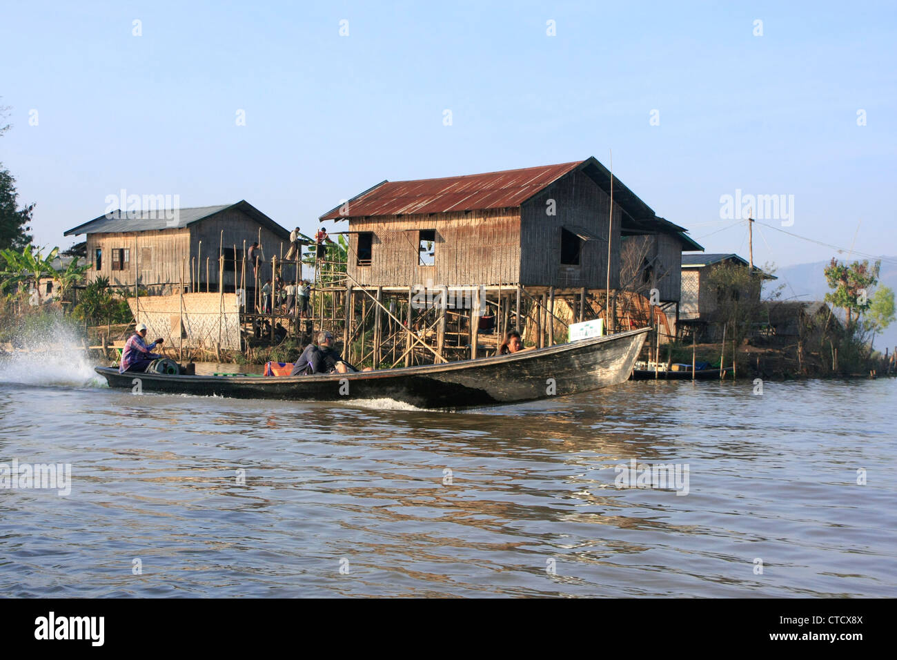 Motorboot, Transport von Personen und Gütern, Inle-See, Shan Staat, Myanmar, Südostasien Stockfoto
