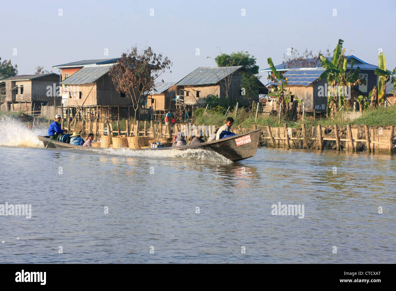 Motorboot, Transport von Personen und Gütern, Inle-See, Shan Staat, Myanmar, Südostasien Stockfoto